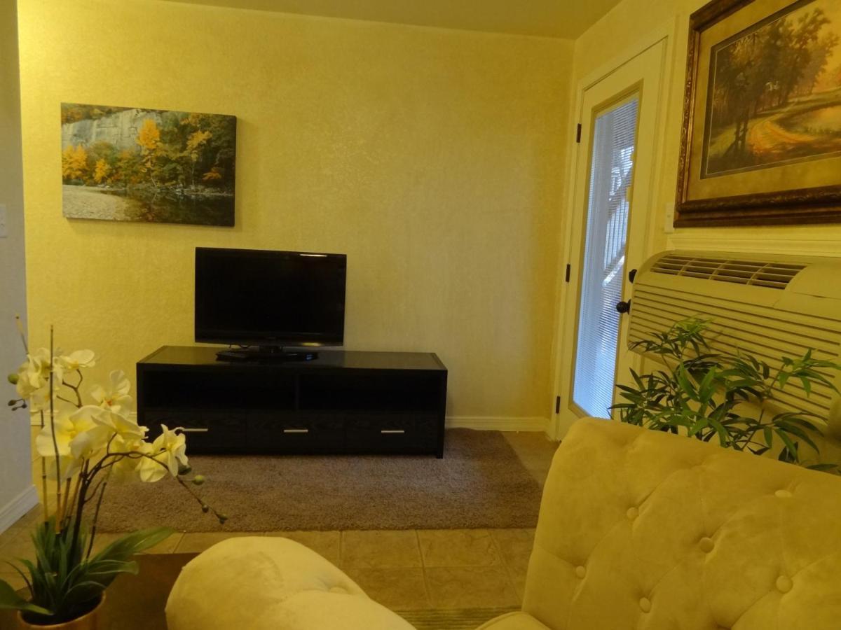Poolside King Cabana With Full Kitchen, King Bed, Sleeper Sofa And Pool Access, Hotel Room Mount Ida Exterior photo