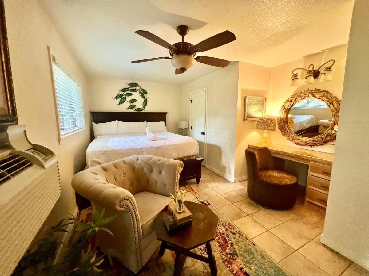 Poolside King Cabana With Full Kitchen, King Bed, Sleeper Sofa And Pool Access, Hotel Room Mount Ida Exterior photo